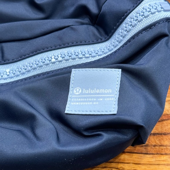 Brand NEW Lululemon All Day Essentials Belt Bag Navy Blue Linen 2.5L - Picture 5 of 7